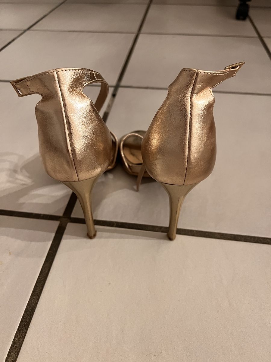 Scarpe da donna: Leder Sandaletten in Gold, Grösse 37 – Usato da Diegten venduto da kip_wg9z 1