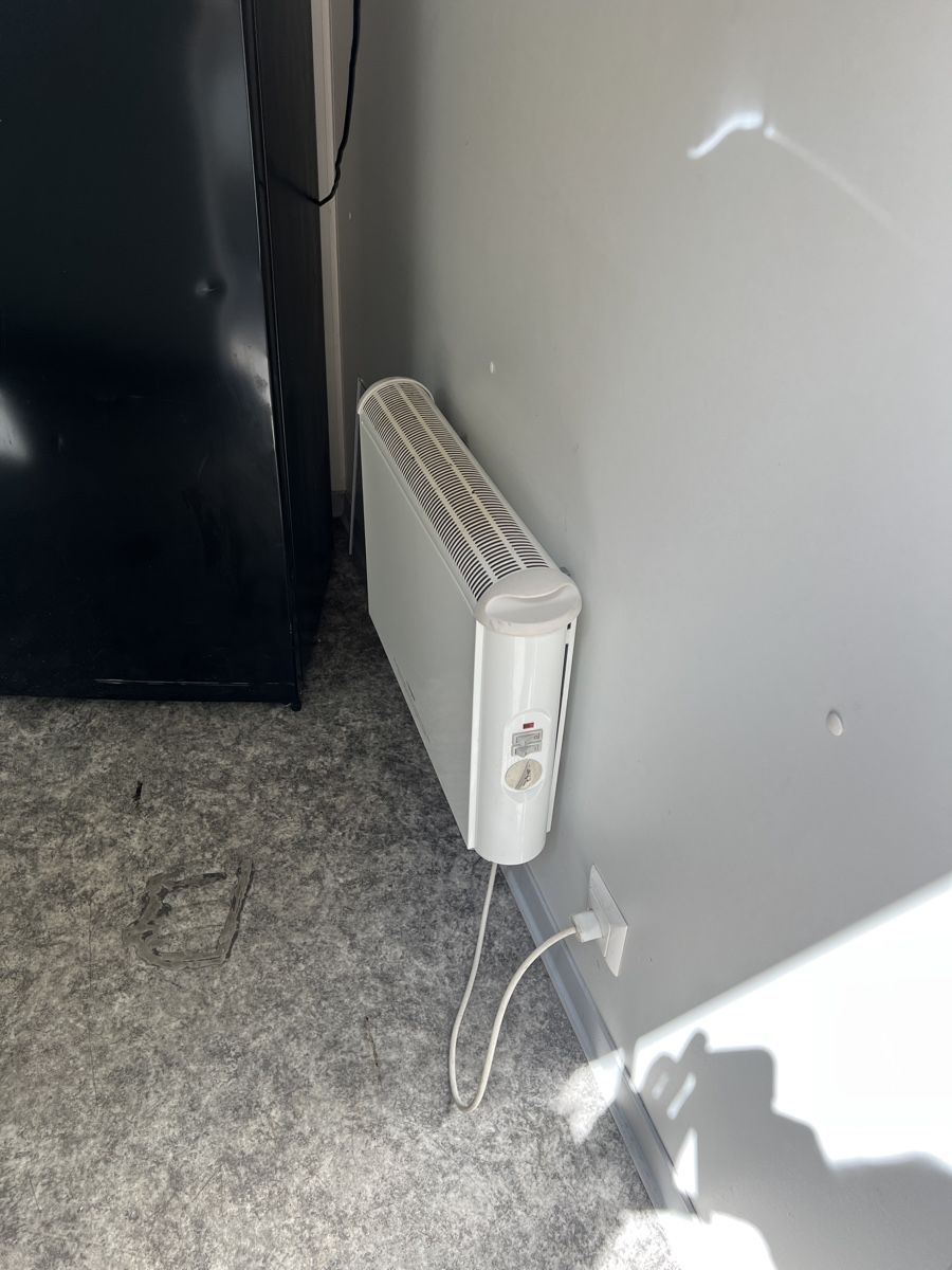 Contenitori edile: Wohn / Bürocontainer 6m x 2.43m x 2.68m – Usato da Hundwil venduto da panzermech 2