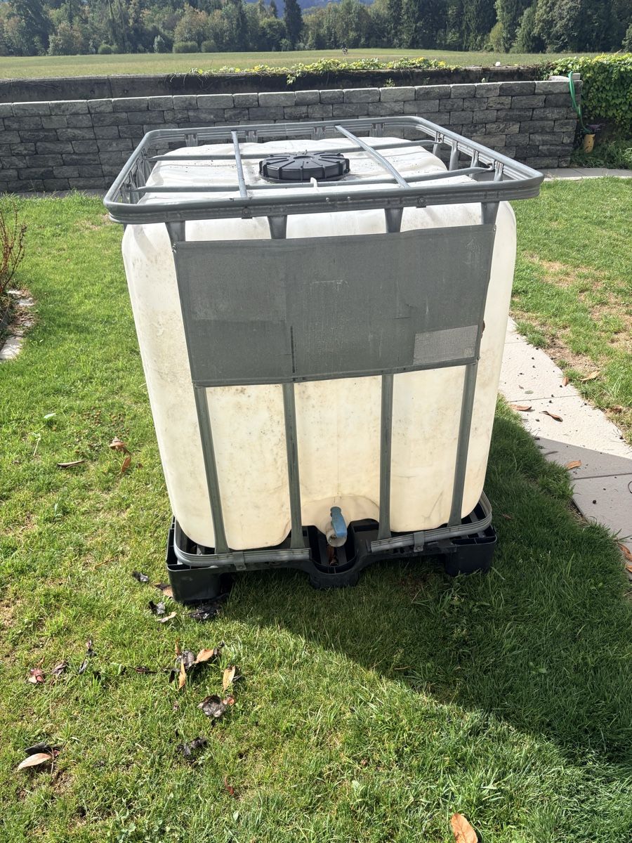 Abbeveratoi e trogoli: Wassertank 1000 Liter – Usato da Hombrechtikon venduto da Bruenel