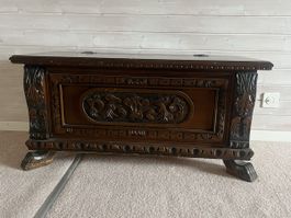 Holztruhe spanisches Design