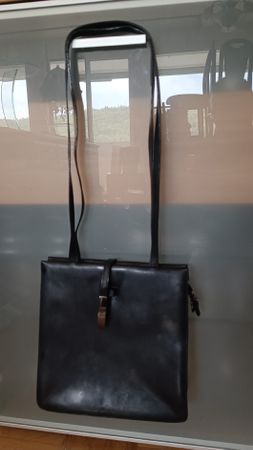 Elegante Ledertasche in Schwarz - Zeitlos schön!