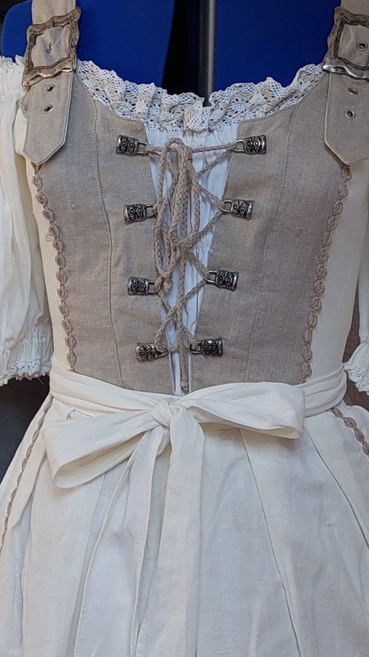 Vestiti: Dirndl – Usato da Arch venduto da Debi24 1