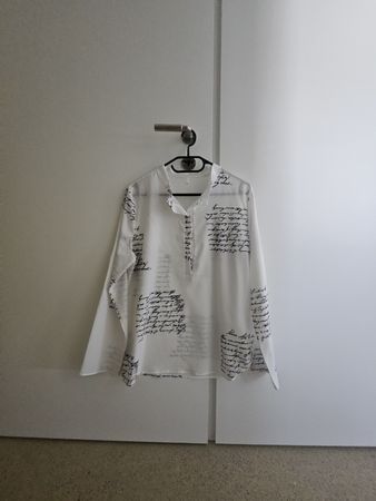 Bluse weiss Schriftmuster Grösse L ungetragen