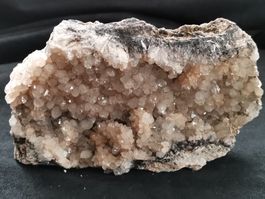 Kristall/Quartz (Toskana) auf Muttergestein/Boden geschliff.