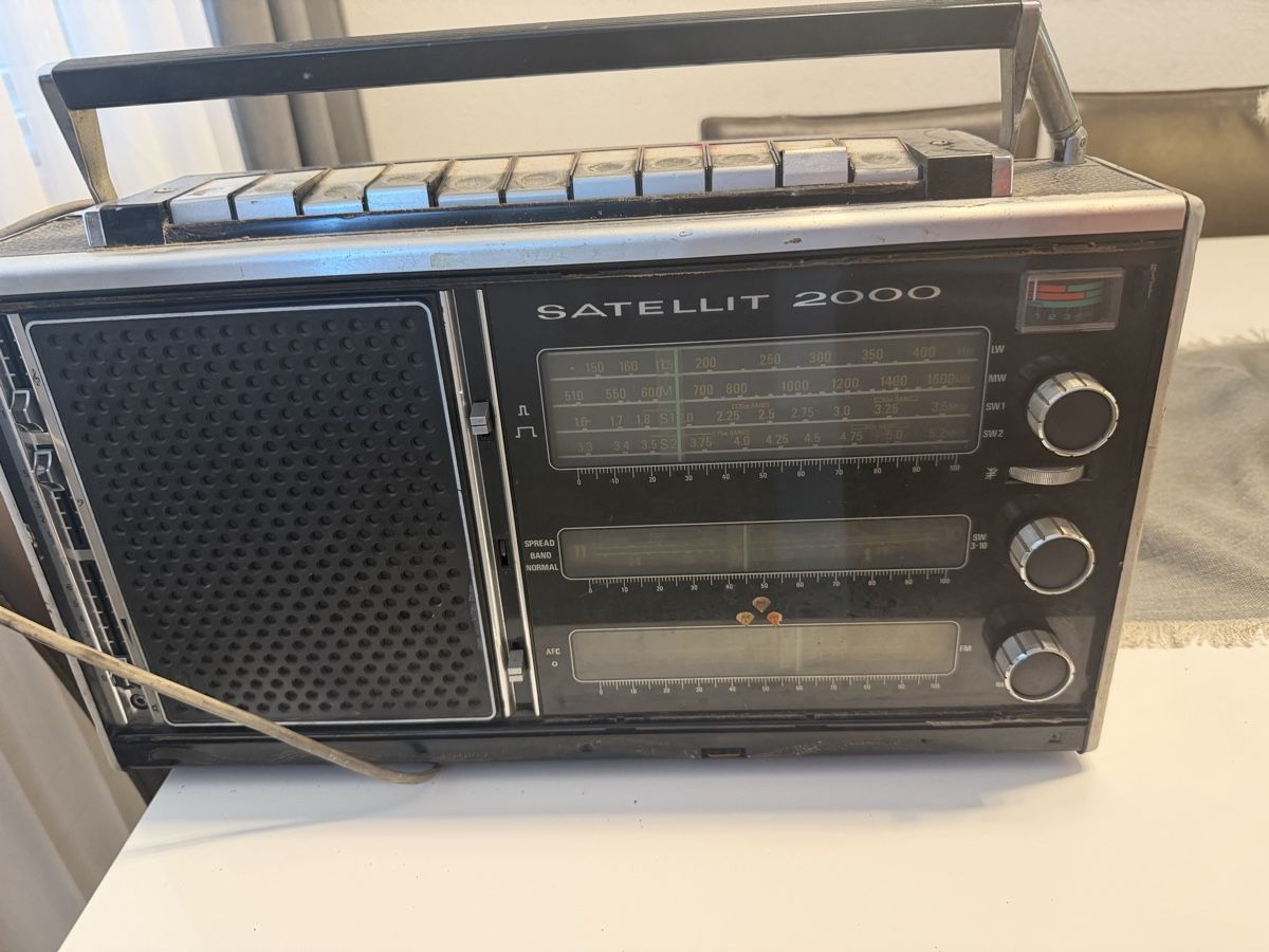 Radios: Satellit 2000 Radio  – Gebraucht aus Sursee von Fion