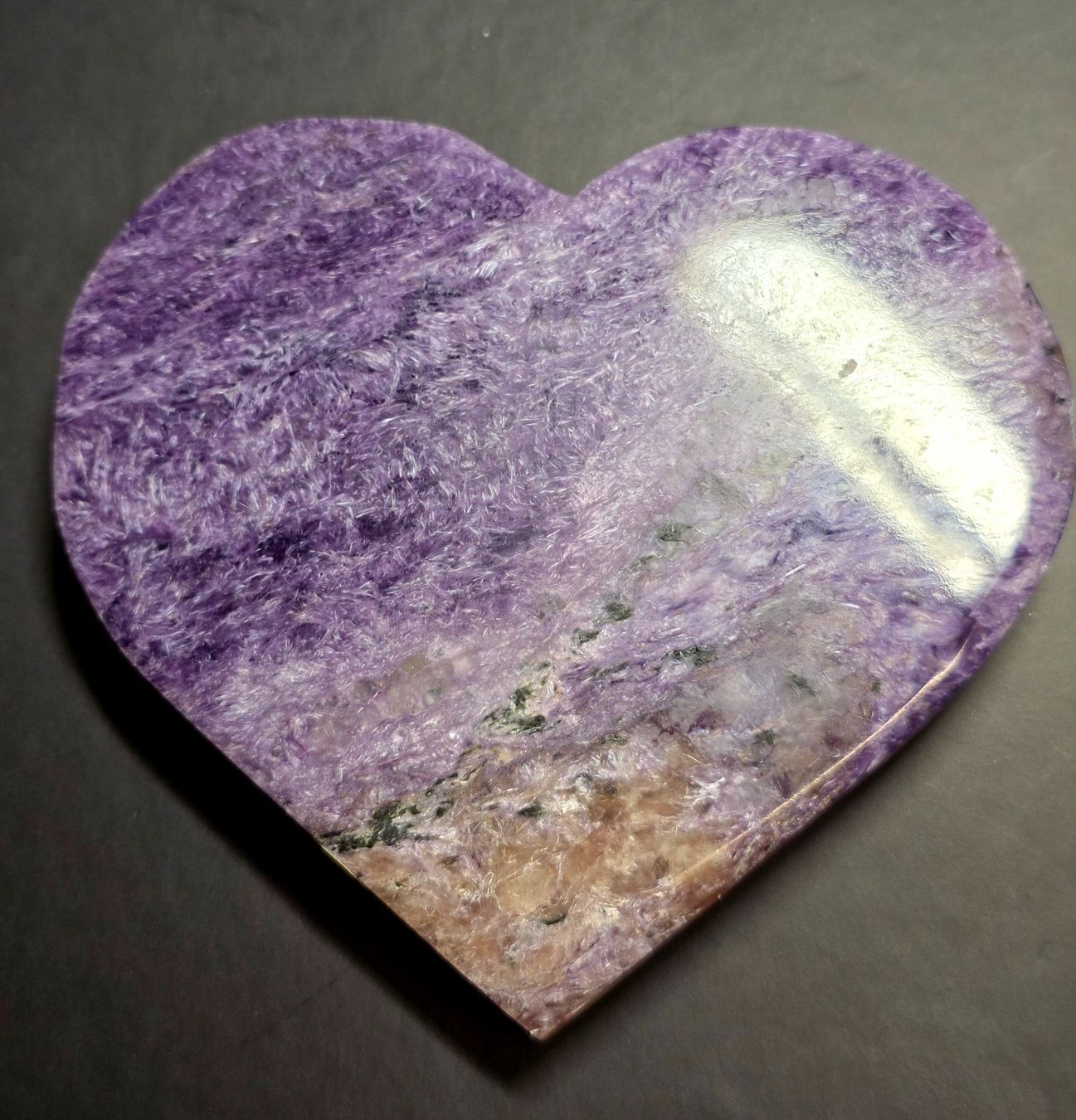 Minerali & Pietre curative: Charoit Herz 197g – Nuovo e nell'imballaggio originale da Matzingen venduto da Shay_Crystalz