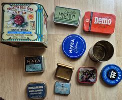 Blechdosen in verschiedenen Grössen und Formen