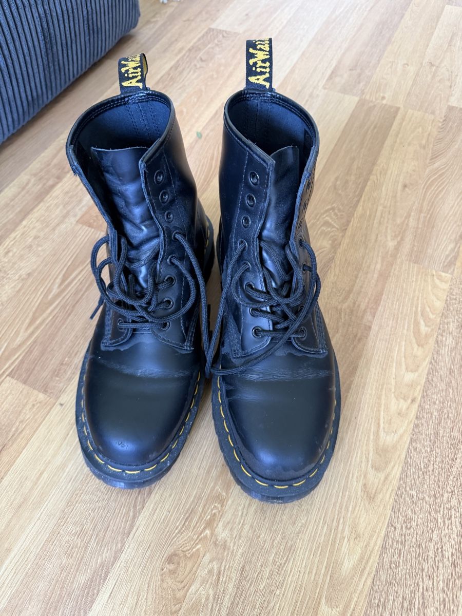 Scarpe da uomo: Dr. Martens Boots, Grösse 44, schwarzes Leder – Nuovo (secondo la descrizione) da Bern venduto da nivek22