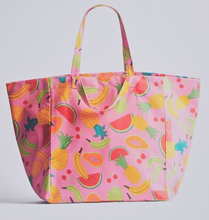 Pinke Strandtasche mit Früchten, ideal für den Sommer!