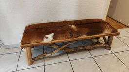 Sitzbank aus Holz mit Fellbezug