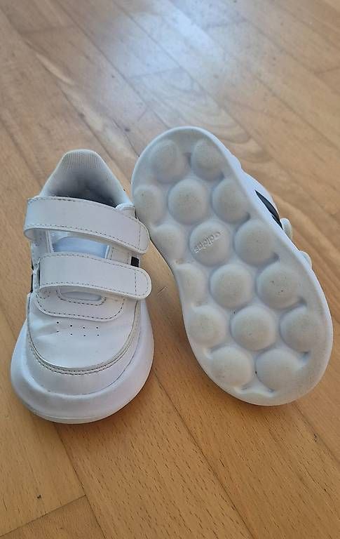 Scarpe per ragazzi: Adidas Kinderschuhe Gr. 25  – Usato da Henggart venduto da c.s.sturzenegger 3
