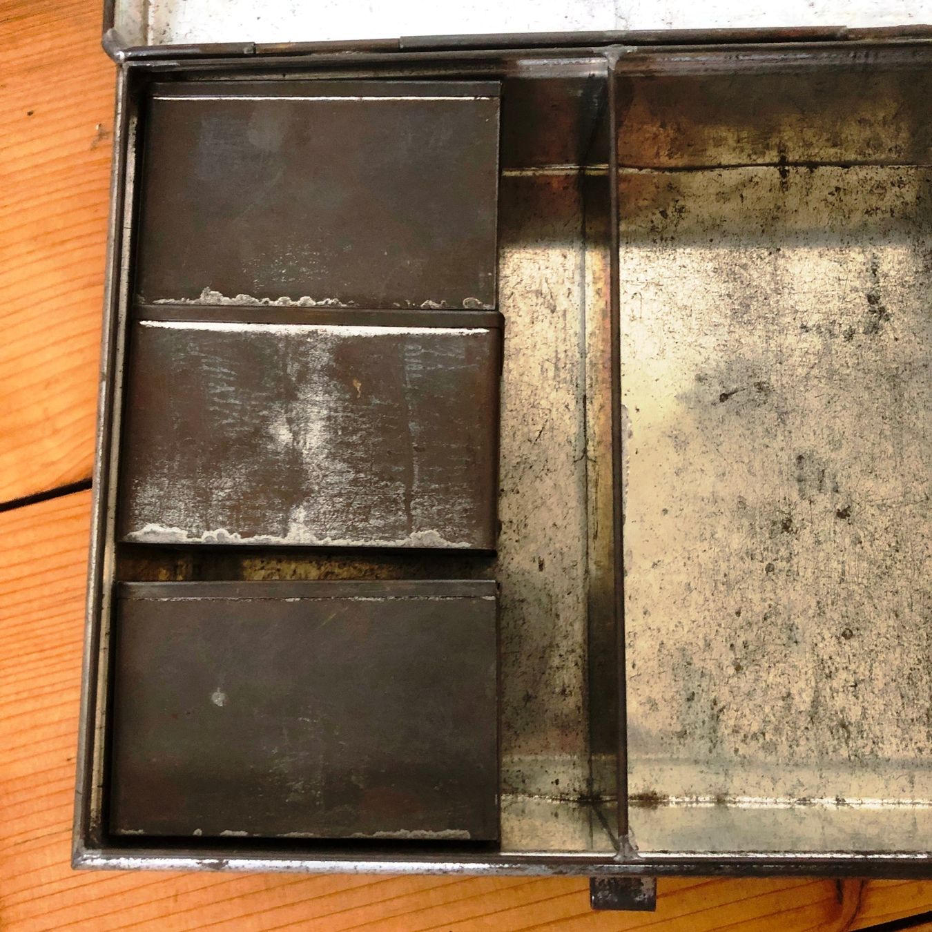 Registratore di cassa: Antiker Blechdose, Box Aufbewahrungsbox aus Eisen – Usato da Arisdorf venduto da Liquidus 7