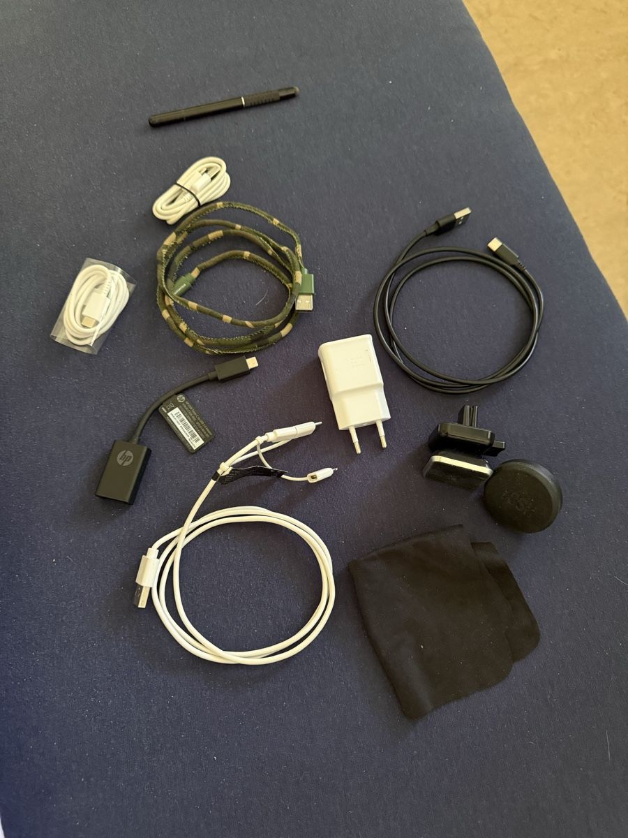 Handys / Smartphones: Verschiedene Ladekabel und Handy Halterung – Gebraucht aus Kriens von Ceer25