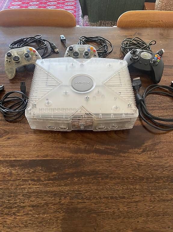 Microsoft Consoles: Xbox classic crystal mit 3 controller – D'occasion à Zürich par aur_7f9w 1