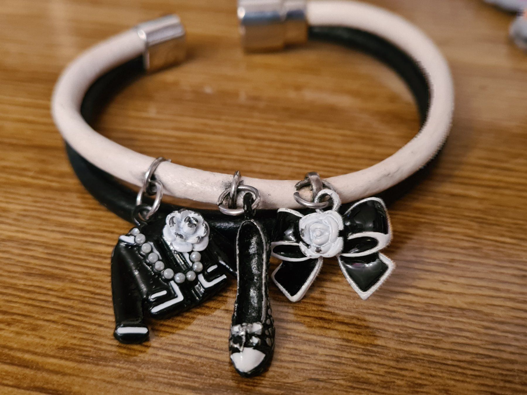 Bracciali & Braccialetti: Schwarz-weiß Modeschmuck Armband – Usato da Amriswil venduto da used2use 1