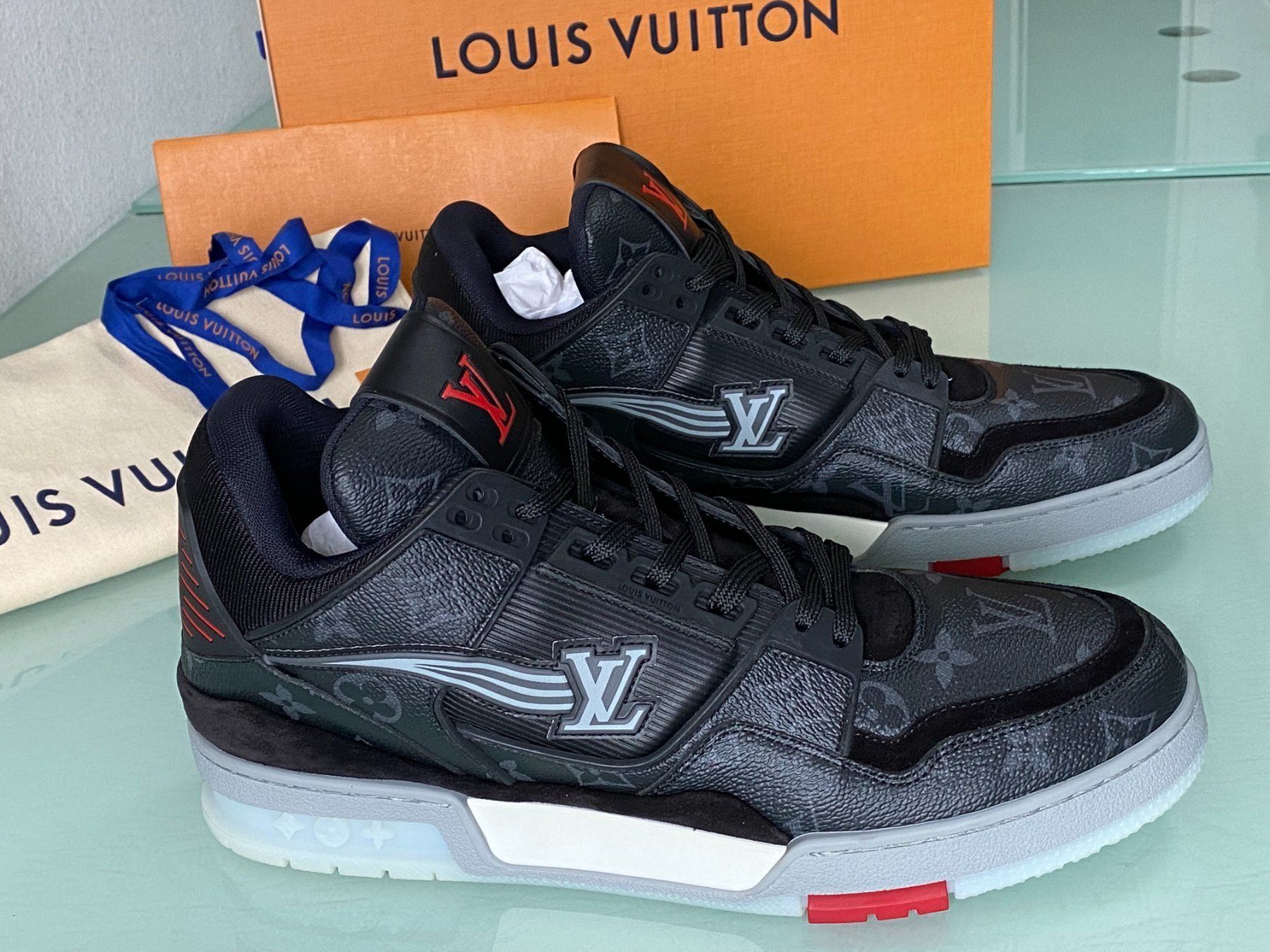 Louis Vuitton Scarpe da uomo: LOUIS VUITTON Eclipse Monogramm Leder Mid Sneakers 43.5 NEU – Nuovo e nell'imballaggio originale da Kreuzlingen venduto da kruezbiz 1