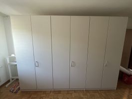 Kleiderschrank weiss 6 Tueren mit Schubladen und Tablaren Gu
