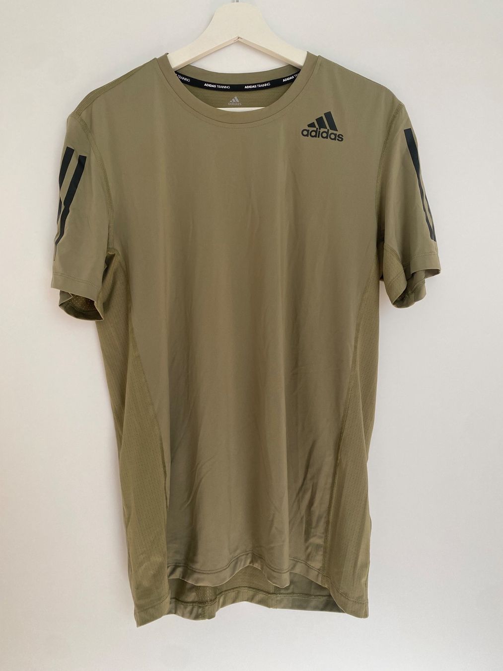 Adidas T-Shirts: Sportshirt Adidas – Neu (gemäss Beschreibung) aus Oberdiessbach von cor_2nrl