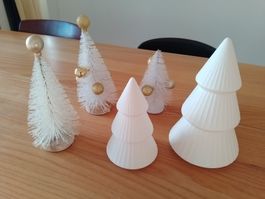 2 Christbäume in Biscuit-Porzellan mit Licht + 4 Bäumli