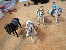 4 Schleich Pferde mit Sattel und einer Reiterin