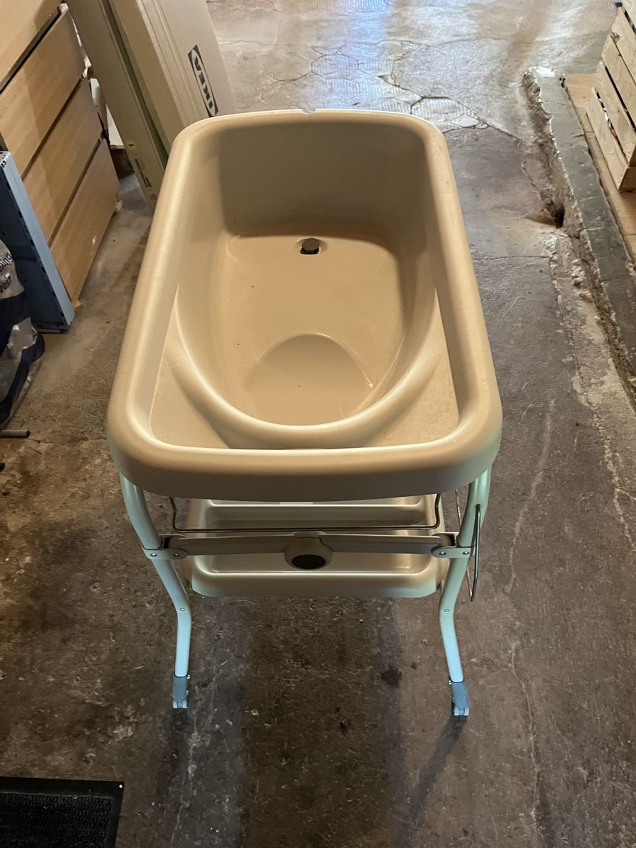 Vasche da bagno: Baby Badewanne mit Gestell – Usato da Wyssachen venduto da roth19 1