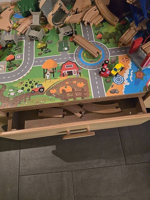 Spielzeuge: Holzeisenbahntisch – Gebraucht aus Domat/Ems von del_glb5 1