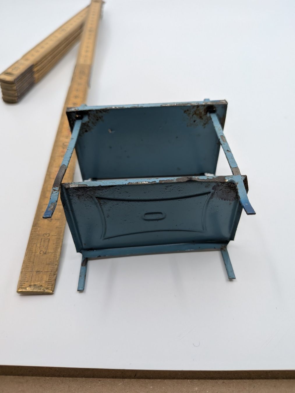 Giocattoli: Antikes Puppenhausmöbel Blechmöbel blauer Waschtisch – Usato da Emmen venduto da magelan 4