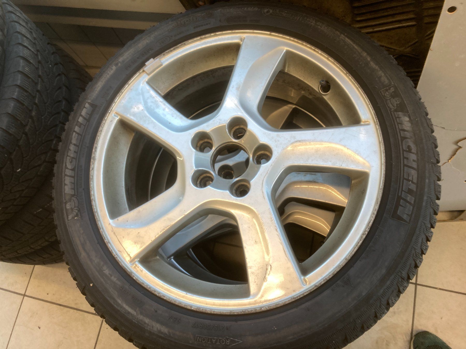 Volvo Pneus & Kompletträder: Volvo V60 Winterräder 215/50R17 – Gebraucht aus Cham von WB2223 1