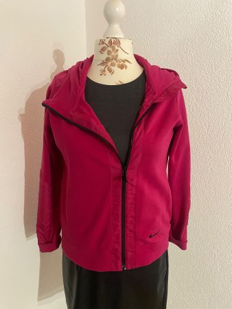 Jaquette sport fuchsia Nike à capuche