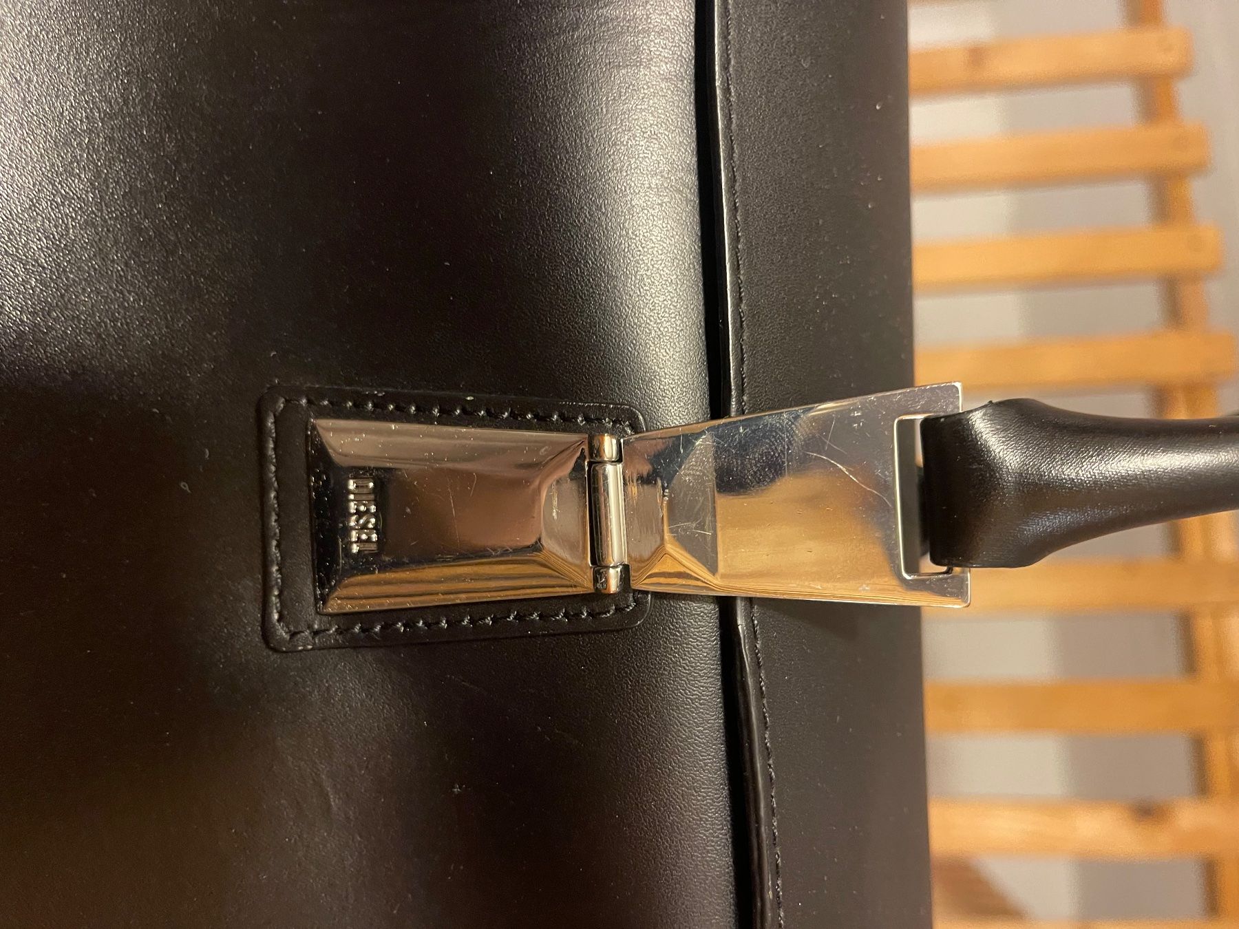 Diesel Taschen für Damen: Elegante, schwarze Diesel Handtasche – Gebraucht aus Horgen von Ed0 3