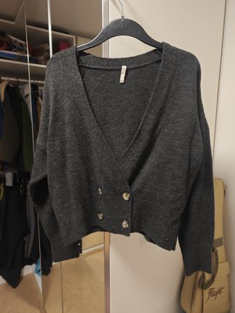 schwarze, kurz geschnittene Strickjacke (Cropped Cardigan)