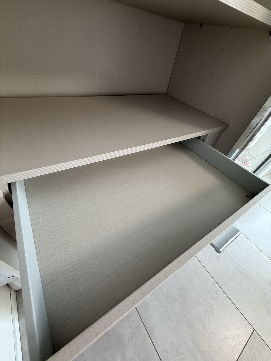Schränke: Moderner Kleiderschrank mit Schiebetüren & Glasfront – Neu (gemäss Beschreibung) aus Lengnau BE von aya_2tvj 7