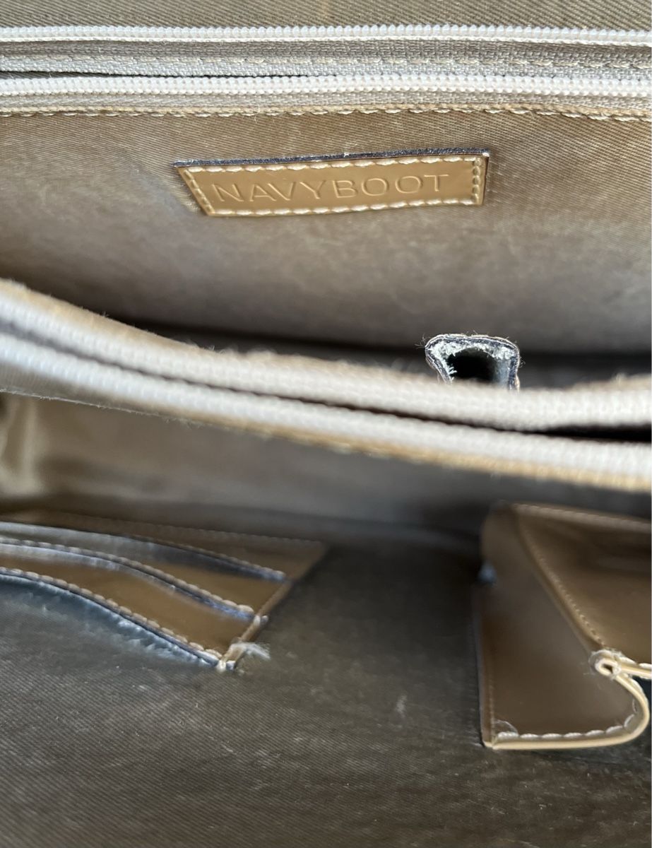 Navyboot Borse da donna: Sac à main NAVYBOOT verni beige bon état – Usato da La Tour-de-Peilz venduto da Pansy02 1