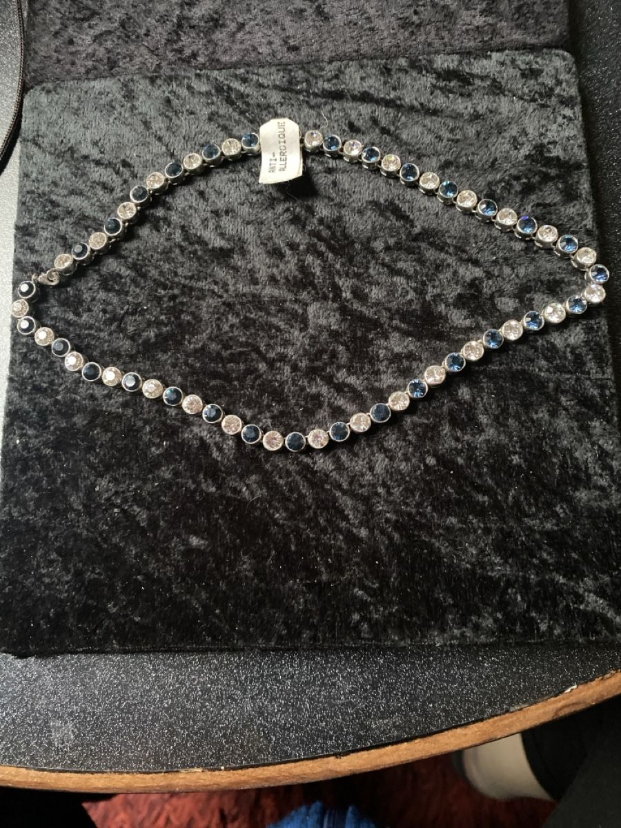 Catenine: Schönes Collier, Modeschmuck, Silberfarbig m. Blau – Nuovo e nell'imballaggio originale da Hunzenschwil venduto da Smiles
