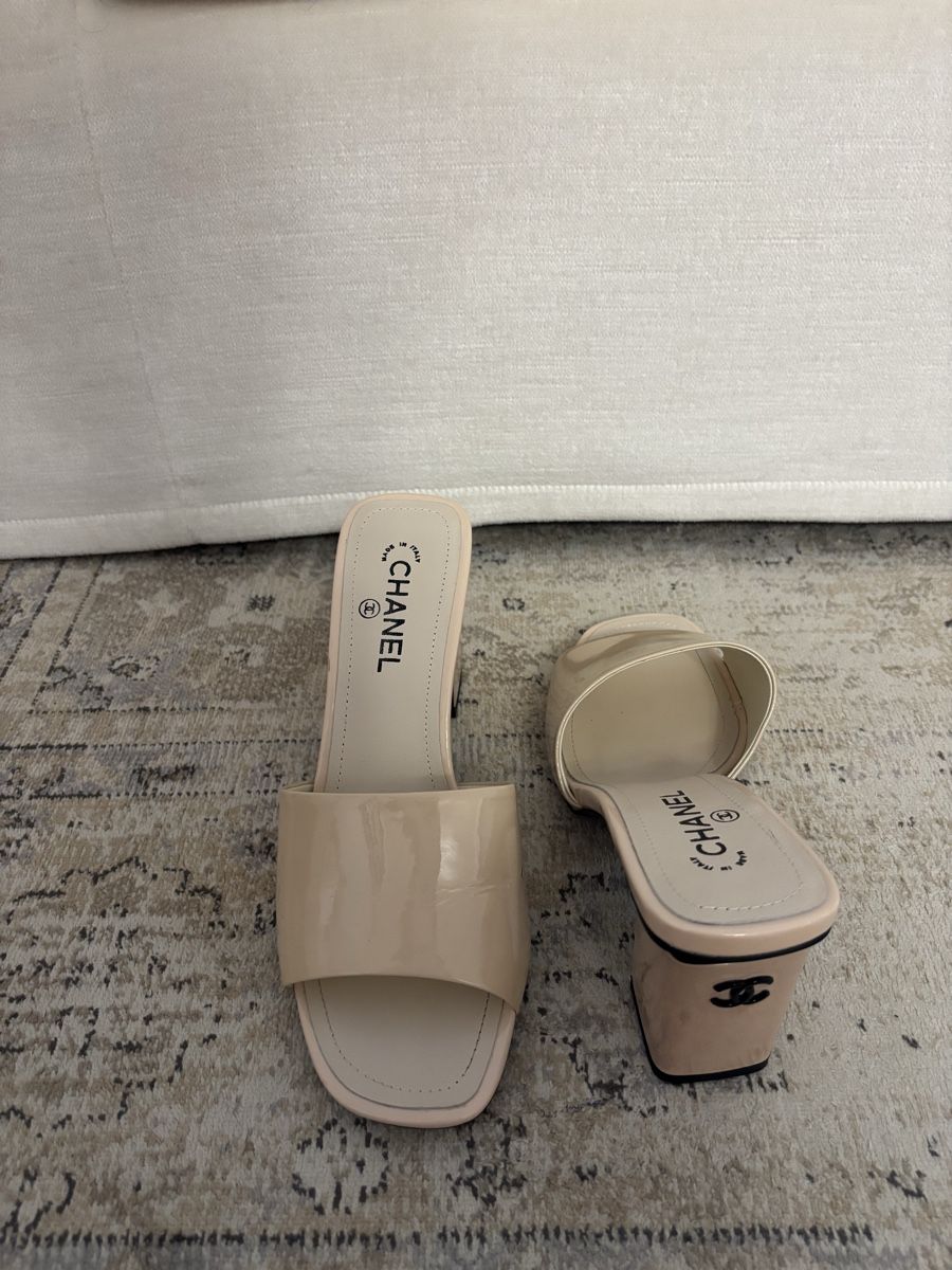 Damenschuhe: Dupe Mules in Patent Beige  – Neu (gemäss Beschreibung) aus Horgen von len_qjz9