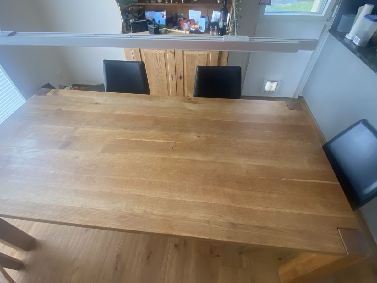 Set de table et chaises: Wunderschöner massiver Holztisch mit 6 Stühlen – D'occasion à Wattenwil par Bucht_BE 1