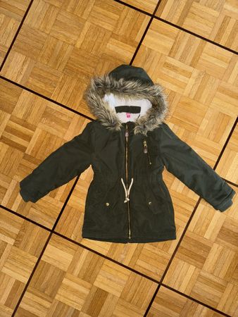Olive Winterjacke Gr. 110 mit Kapuze