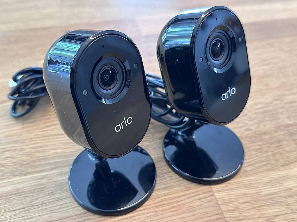 Arlo Caméscopes: 2x Arlo Caméra d'intérieur Essential, noir – D'occasion à Cortaillod par V1M5