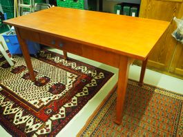 Alter wunderschöner massiver Holztisch - Mahagoni-Farbe
