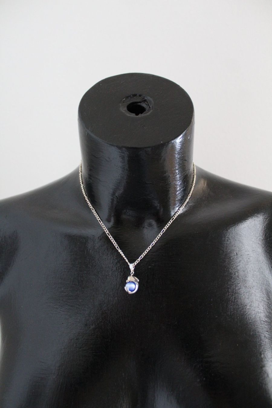 Catenine: Neu, Kette mit Delfin und Glasstein – Usato da Locarno venduto da madame-tus-sauds