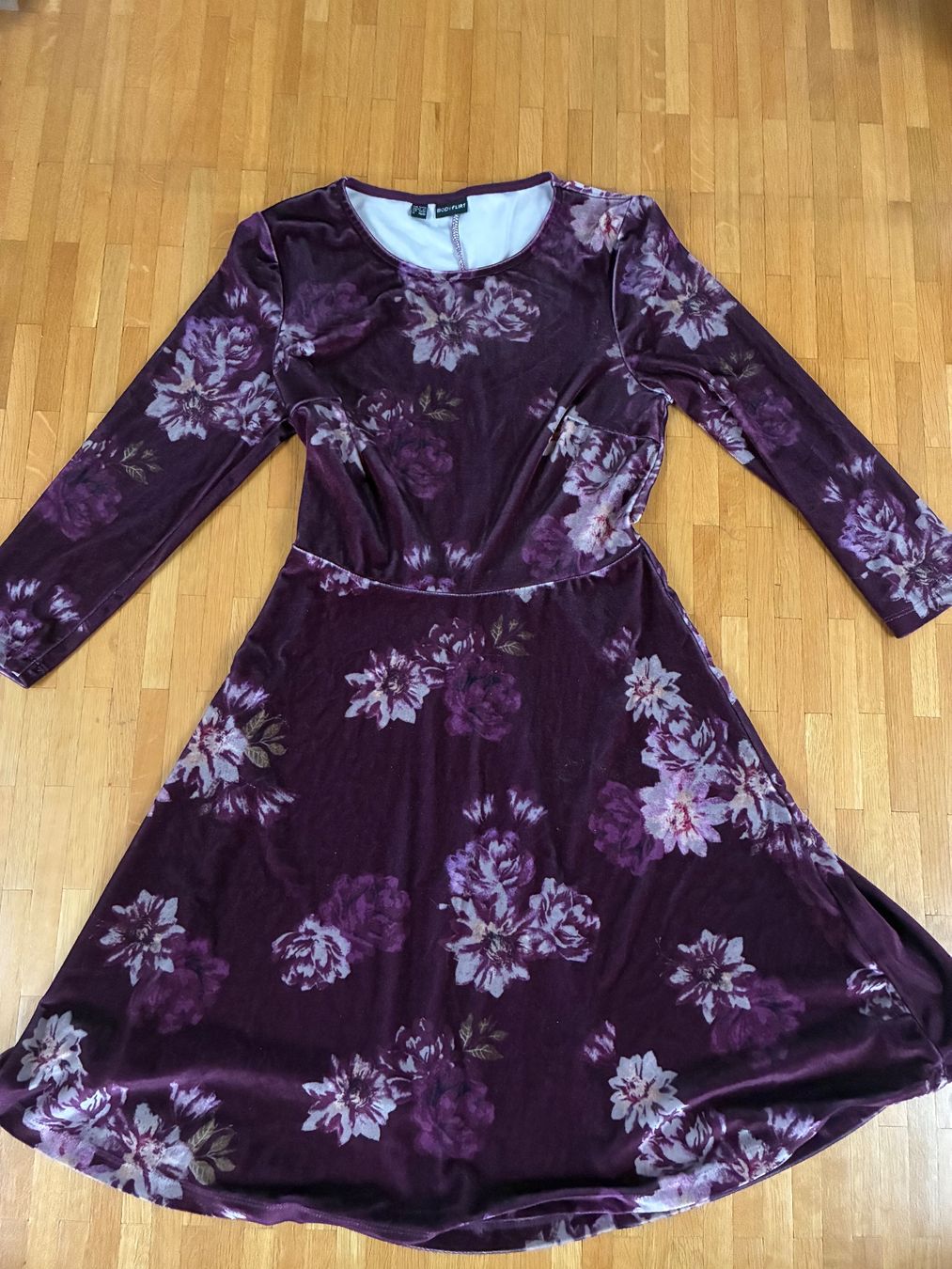 Vestiti: verlours Kleid viola xs – Usato da Veyrier venduto da gnoom74