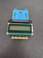 BBC micro:bit mit :VIEW Text 32 und Kitten-Hülle