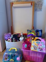 Kisten voller Spielzeug, IKEA-Tafeln und Little Live Pets