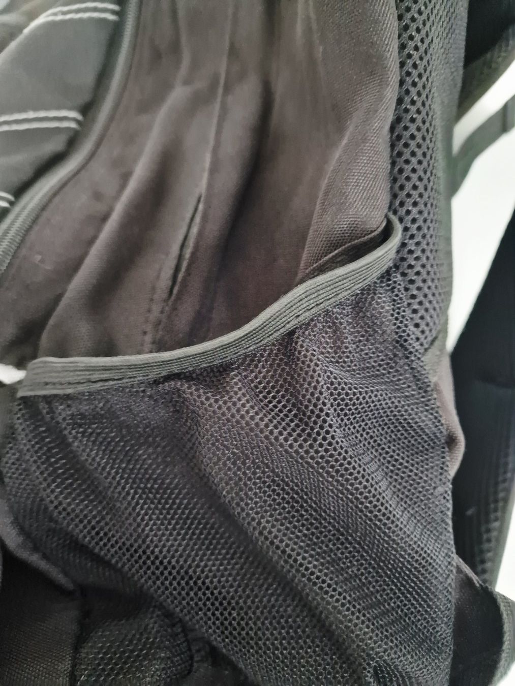 Zaini: Outdoor Rucksack Schwarz mit div. Fächern und Regenschuchtz – Usato da Hallau venduto da CHACLA 6