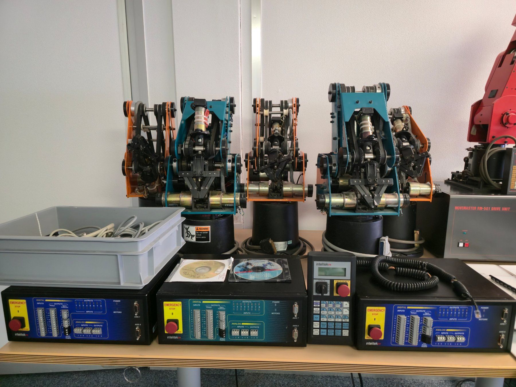 Mitsubishi Tutte le macchine: Roboterarme Paket Movemaster Scorbot ER4U ER4PC – Usato da Dietlikon venduto da sop_qr7v 7