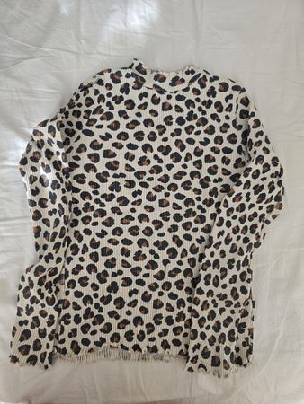Chic Leopard Print Ribbed Mock Neck Top