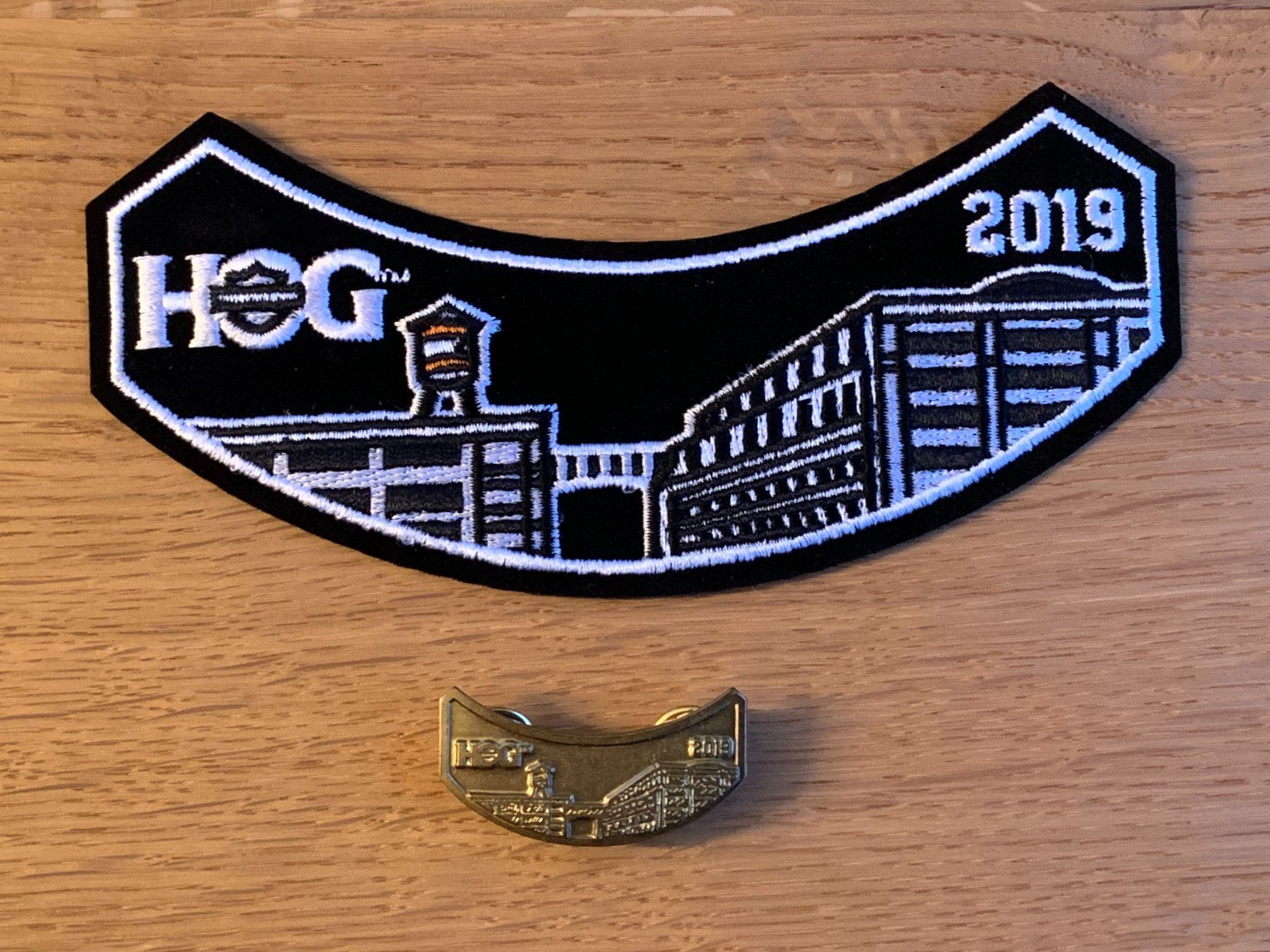 Harley-Davidson Placchette & Badge: Harley Owners Group 2017+2018+2019 Patch mit Pin Top Zustand – Nuovo e nell'imballaggio originale da Sarmenstorf venduto da habasa 6