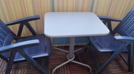 Balkontisch mit 2 Hochlehnerstühlen und Kissenn