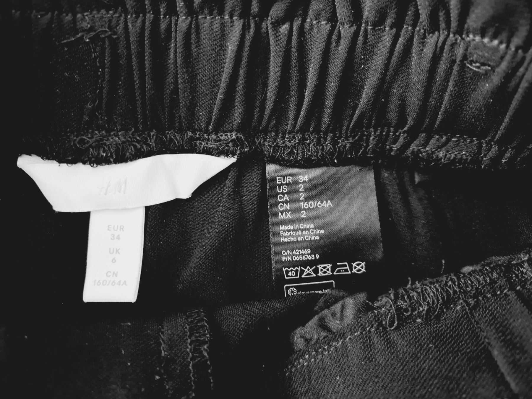 H&M Pantaloni: H&M Short Farbe schwarz gr.34 – Usato da Mezzovico venduto da maemy 2
