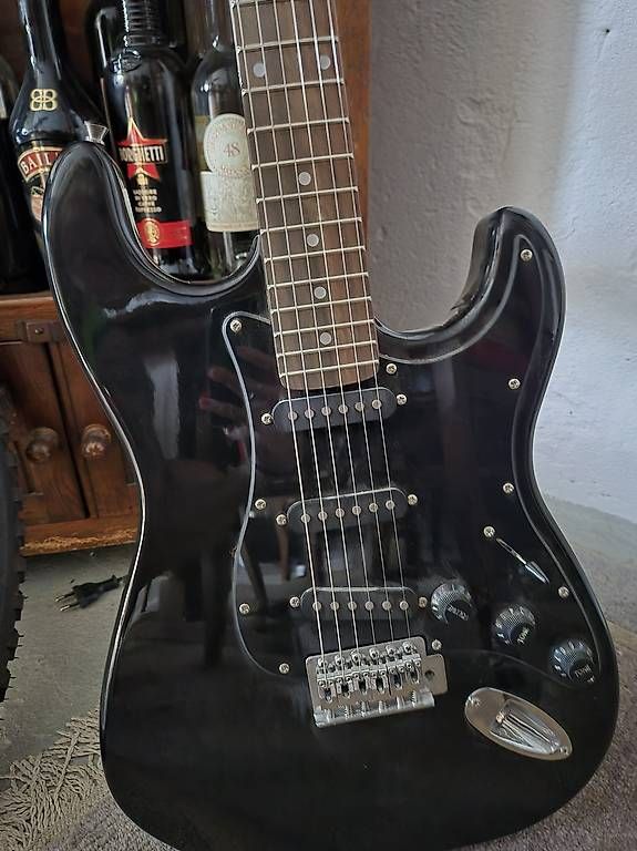 Strumenti musicali: Chitarra elettrica  – Usato da Tenero venduto da isy_mega